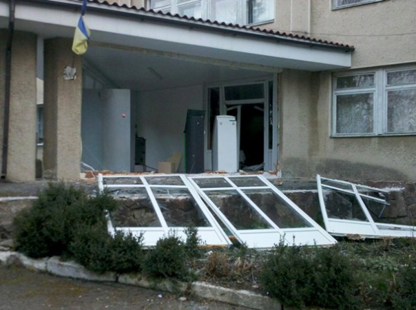 Эхо "АТО": На Прикарпатье подорвали поликлинику Эхо "АТО": На Прикарпатье подорвали поликлинику