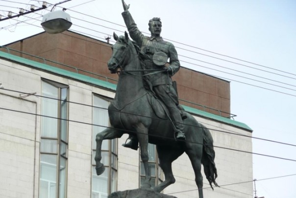 Чтобы оправдать снос памятника Щорсу в Киеве, в СБУ придумали, что он якобы убил предков голливудского актера Чтобы оправдать снос памятника Щорсу в Киеве, в СБУ придумали, что он якобы убил предков голливудского актера