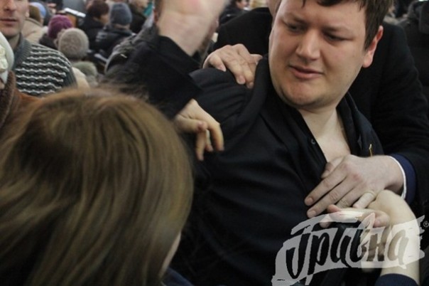 Небыдло дорвалось до власти: в Херсоне советник мэра кинула за шиворот депутату горсовета тухлую селедку Небыдло дорвалось до власти: в Херсоне советник мэра кинула за шиворот депутату горсовета тухлую селедку