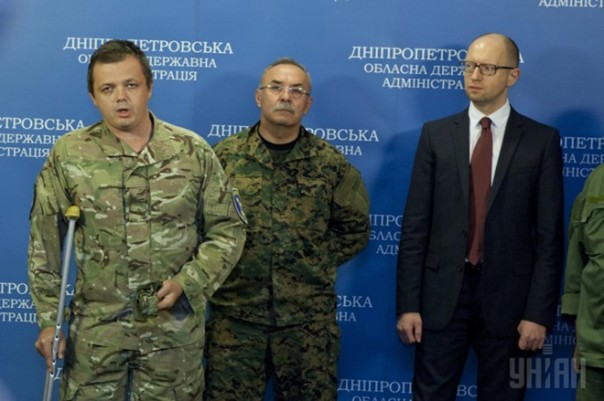 У Порошенко, наградившего Семенченко орденом, теперь называют его лжеофицером и аферистом У Порошенко, наградившего Семенченко орденом, теперь называют его лжеофицером и аферистом