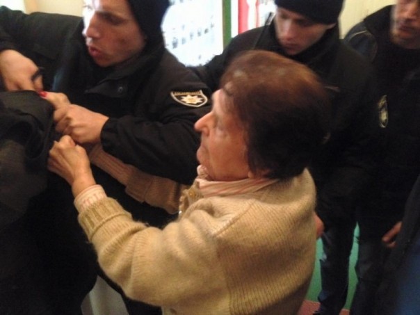 За разорванный портрет Сталина житомирские пенсионеры избили декоммунизаторов палками За разорванный портрет Сталина житомирские пенсионеры избили декоммунизаторов палками