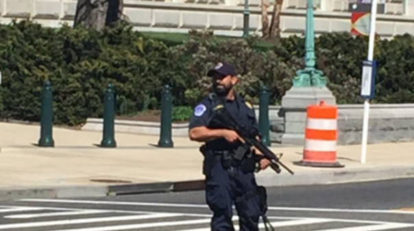 В Вашингтоне в центре для посетителей Капитолия произошла стрельба В Вашингтоне в центре для посетителей Капитолия произошла стрельба