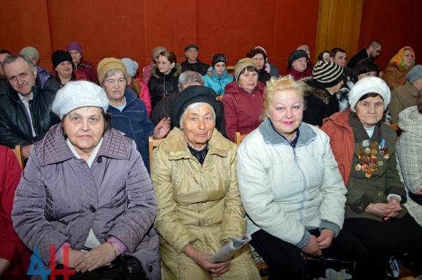 Пушилин передал жителям Иловайска ключи от 32 новых домов, построенных взамен разрушенных войной Пушилин передал жителям Иловайска ключи от 32 новых домов, построенных взамен разрушенных войной