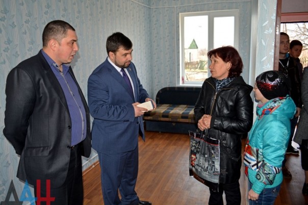 Пушилин передал жителям Иловайска ключи от 32 новых домов, построенных взамен разрушенных войной Пушилин передал жителям Иловайска ключи от 32 новых домов, построенных взамен разрушенных войной