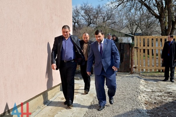 Пушилин передал жителям Иловайска ключи от 32 новых домов, построенных взамен разрушенных войной Пушилин передал жителям Иловайска ключи от 32 новых домов, построенных взамен разрушенных войной