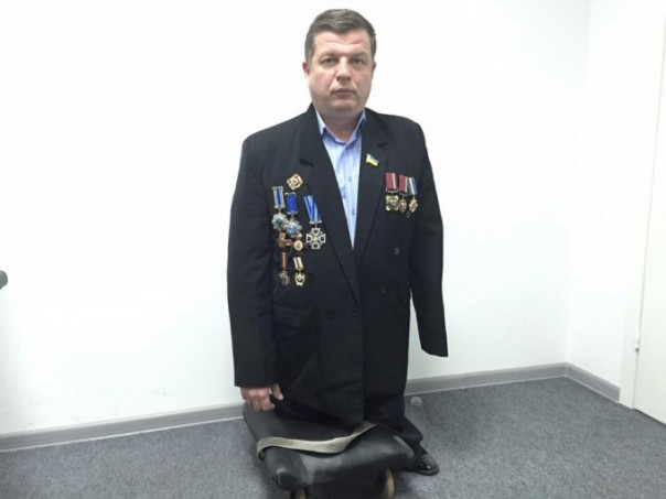 Экс-депутат Рады обнародовал обращение к силовикам Украины: «Стою перед вами на коленях…» Экс-депутат Рады обнародовал обращение к силовикам Украины: «Стою перед вами на коленях…»