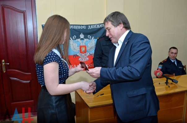 Власти ДНР выдали первые 100 паспортов республиканского образца. Выдача паспортов в ДНР набирает обороты Власти ДНР выдали первые 100 паспортов республиканского образца. Выдача паспортов в ДНР набирает обороты