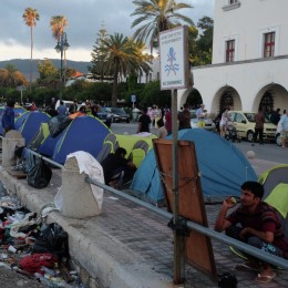 Дети на рельсах, палки патрульных - в ЕС