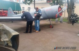 В Ровно пьяный боец "АТО" залез в музейный самолет и угрожал всех расстрелять