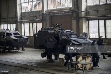 Bloomberg показал сборку новейших украинских бронеавтомобилей на пнях