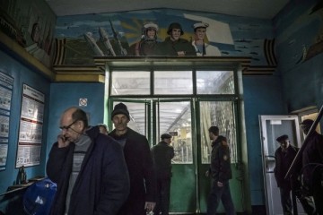 Bloomberg показал сборку новейших украинских бронеавтомобилей на пнях