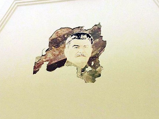 Портрет Сталина в московском метро оказался первоапрельской шуткой Портрет Сталина в московском метро оказался первоапрельской шуткой