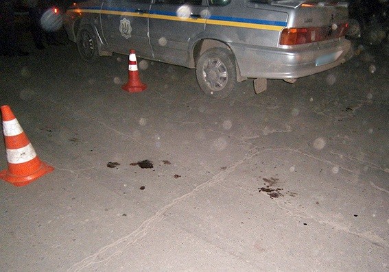 На Украине полицейский ранил мужчину: группа людей напала на правоохранителя На Украине полицейский ранил мужчину: группа людей напала на правоохранителя