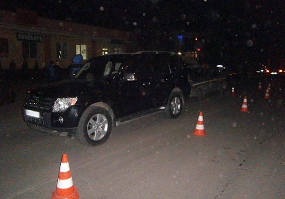 На Украине полицейский ранил мужчину: группа людей напала на правоохранителя На Украине полицейский ранил мужчину: группа людей напала на правоохранителя