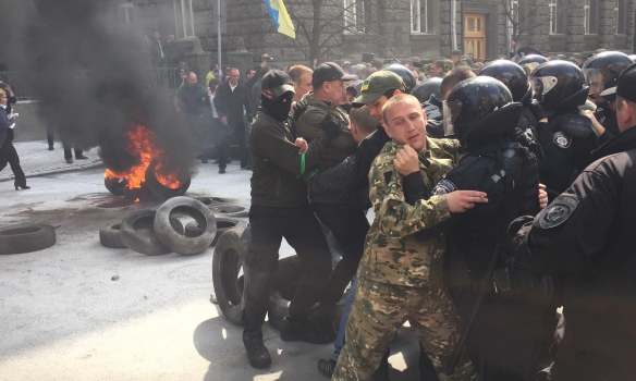 В Киеве вновь горят покрышки и начались столкновения между активистами «автомайдана» с силами правопорядка В Киеве вновь горят покрышки и начались столкновения между активистами «автомайдана» с силами правопорядка