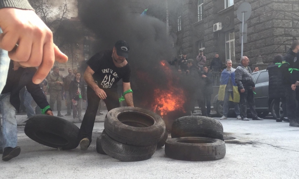 В Киеве вновь горят покрышки и начались столкновения между активистами «автомайдана» с силами правопорядка В Киеве вновь горят покрышки и начались столкновения между активистами «автомайдана» с силами правопорядка