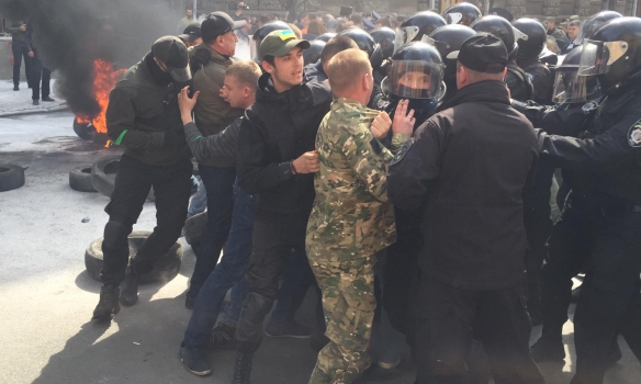 В Киеве вновь горят покрышки и начались столкновения между активистами «автомайдана» с силами правопорядка В Киеве вновь горят покрышки и начались столкновения между активистами «автомайдана» с силами правопорядка