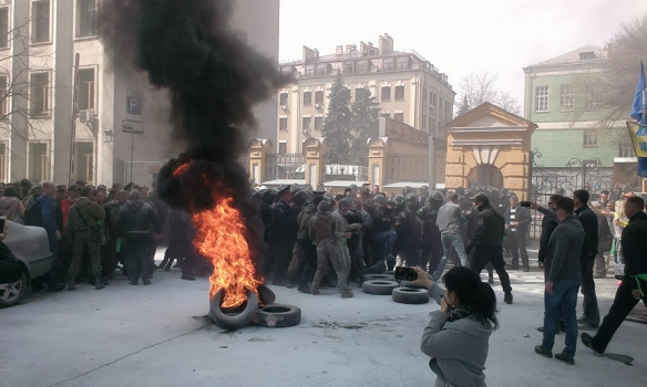 В Киеве вновь горят покрышки и начались столкновения между активистами «автомайдана» с силами правопорядка В Киеве вновь горят покрышки и начались столкновения между активистами «автомайдана» с силами правопорядка