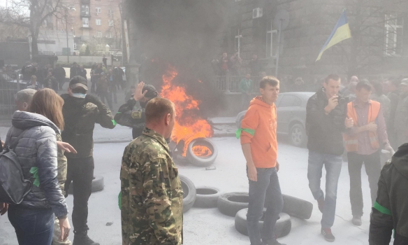 В Киеве вновь горят покрышки и начались столкновения между активистами «автомайдана» с силами правопорядка В Киеве вновь горят покрышки и начались столкновения между активистами «автомайдана» с силами правопорядка