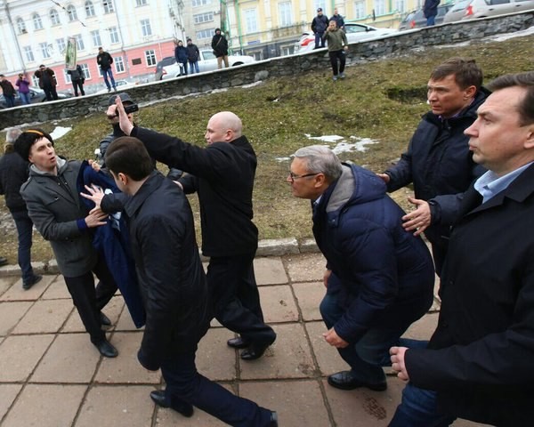 Жители Перми подарили Касьянову ватник с надписью «Миша — вор»