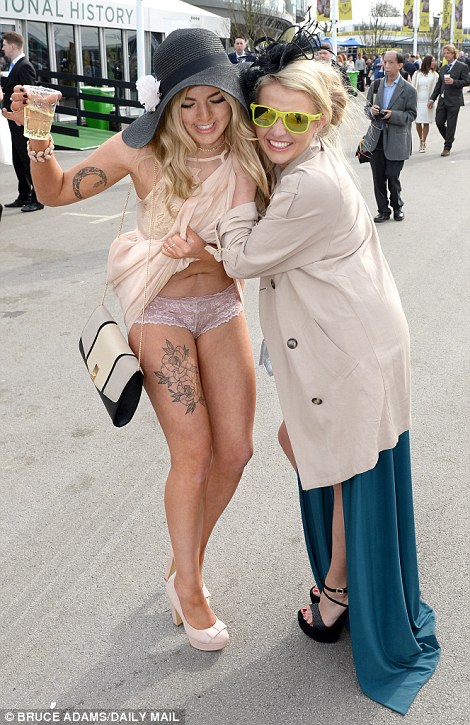 Как британки отпраздновали День Леди в 2016 году: шокирующие фото