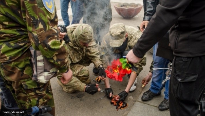 Украинские СМИ пробили дно, записав «правосеков» в антифашисты Украинские СМИ пробили дно, записав «правосеков» в антифашисты