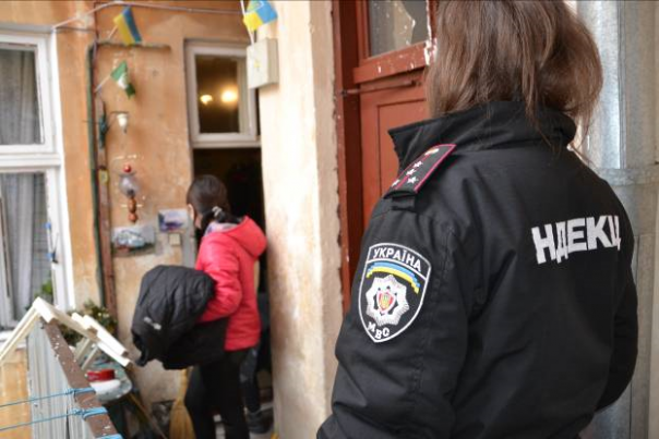 Пьяный львовянин устроил дебош с битьем стекол и посуды и чуть не сжег многоквартирный дом Пьяный львовянин устроил дебош с битьем стекол и посуды и чуть не сжег многоквартирный дом