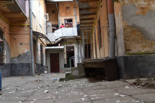 Пьяный львовянин устроил дебош с битьем стекол и посуды и чуть не сжег многоквартирный дом Пьяный львовянин устроил дебош с битьем стекол и посуды и чуть не сжег многоквартирный дом