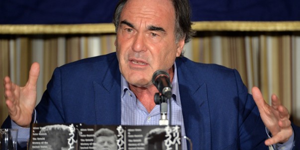 Оливер Стоун выступил против Клинтон в президентской гонке в США Оливер Стоун выступил против Клинтон в президентской гонке в США