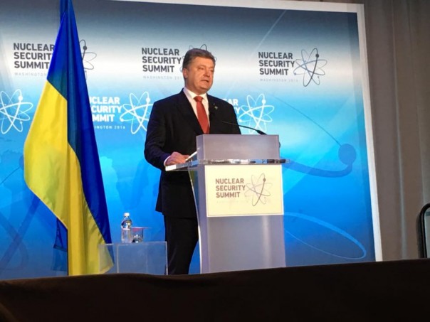 Журналистка Voice of America поддержала шатающегося Його високоповажнiсть Журналистка Voice of America поддержала шатающегося Його високоповажнiсть