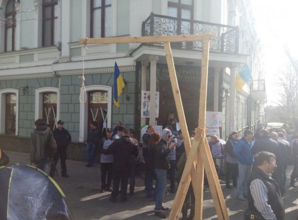 Одесский «майдан» штурмует прокуратуру, виселица для Стоянова уже готова