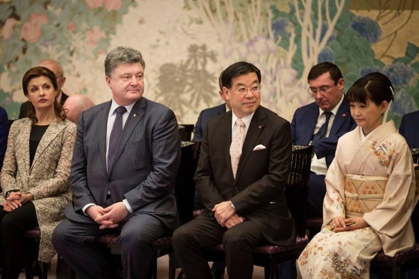 Руководитель фракции Порошенко заснул на встрече с премьером Японии Руководитель фракции Порошенко заснул на встрече с премьером Японии