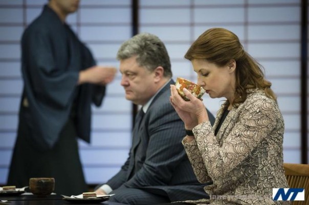 В Японии членов делегации Порошенко выгнали из храма за разговор по телефону 