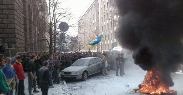 В Киеве вновь горят покрышки и начались столкновения между активистами «автомайдана» с силами правопорядка В Киеве вновь горят покрышки и начались столкновения между активистами «автомайдана» с силами правопорядка