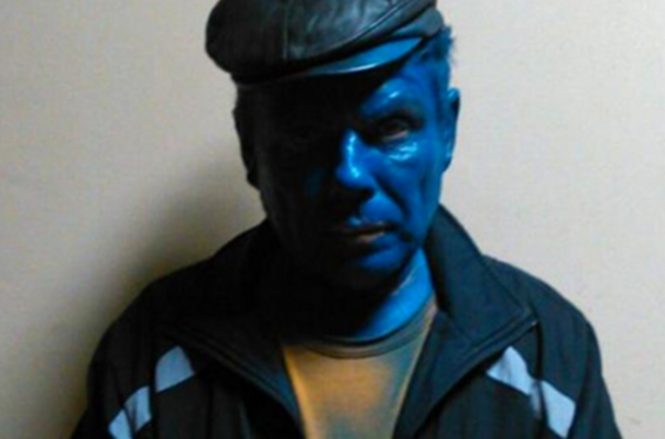 Радикалы из движения Яроша раскрасили мужчину в цвета флага Украины Радикалы из движения Яроша раскрасили мужчину в цвета флага Украины