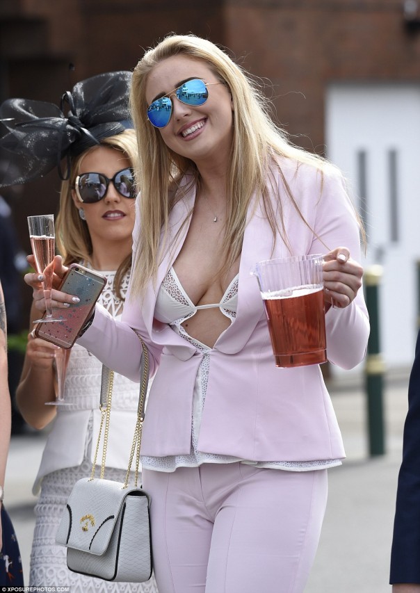 Как британки отпраздновали День Леди в 2016 году: шокирующие фото