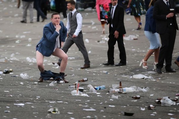 Как британки отпраздновали День Леди в 2016 году: шокирующие фото