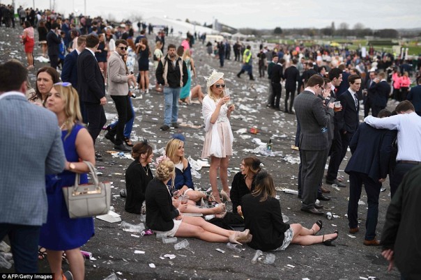 Как британки отпраздновали День Леди в 2016 году: шокирующие фото