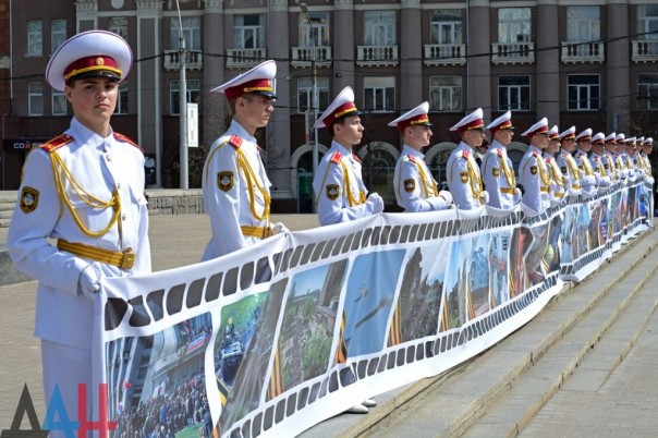Десятки тысяч людей отпраздновали в Донецке годовщину восстания и провозглашения Республики Десятки тысяч людей отпраздновали в Донецке годовщину восстания и провозглашения Республики