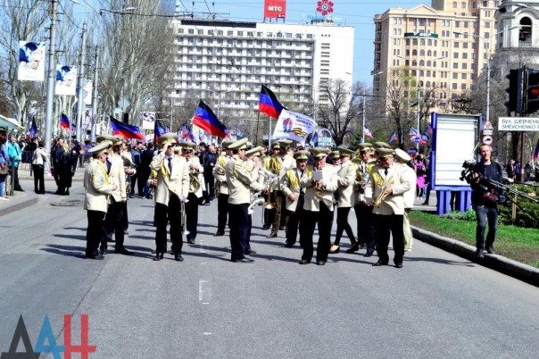 Десятки тысяч людей отпраздновали в Донецке годовщину восстания и провозглашения Республики Десятки тысяч людей отпраздновали в Донецке годовщину восстания и провозглашения Республики