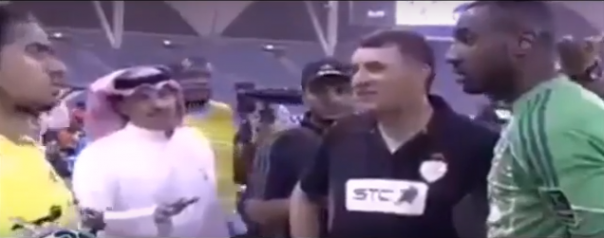В Саудовской Аравии вратаря постригли прямо на футбольном поле. ВИДЕО