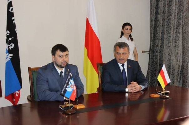 Парламенты ДНР и Южной Осетии подписали меморандум о сотрудничестве Парламенты ДНР и Южной Осетии подписали меморандум о сотрудничестве