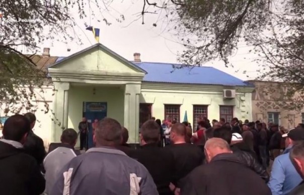 Жители Херсонщины требуют убрать блокпосты активистов блокады Крыма Жители Херсонщины требуют убрать блокпосты активистов блокады Крыма