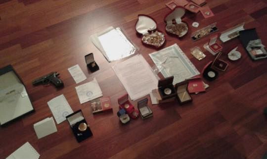 В доме Героя Украины нашли чемодан с долларами и фашистскими наградами В доме Героя Украины нашли чемодан с долларами и фашистскими наградами