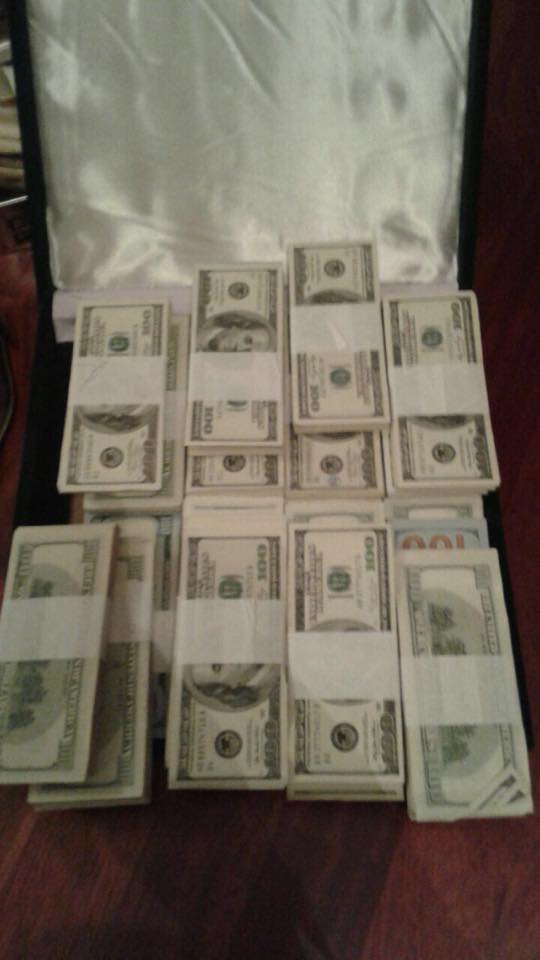 В доме Героя Украины нашли чемодан с долларами и фашистскими наградами В доме Героя Украины нашли чемодан с долларами и фашистскими наградами