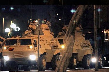 В Турции арестовали 13 военных, подозреваемых в попытке госпереворота В Турции арестовали 13 военных, подозреваемых в попытке госпереворота