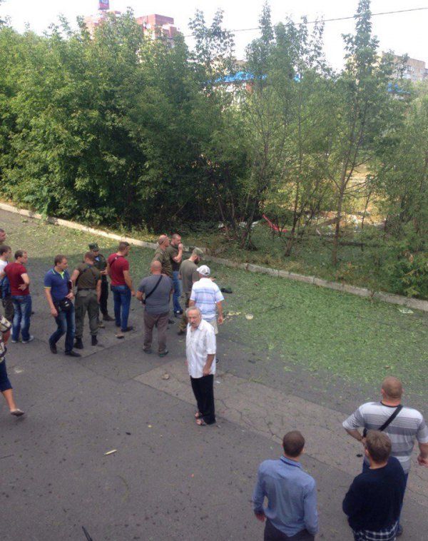 В центре Донецка прогремел мощный взрыв, один человек погиб (Фото 18+) В центре Донецка прогремел мощный взрыв, один человек погиб (Фото 18+)