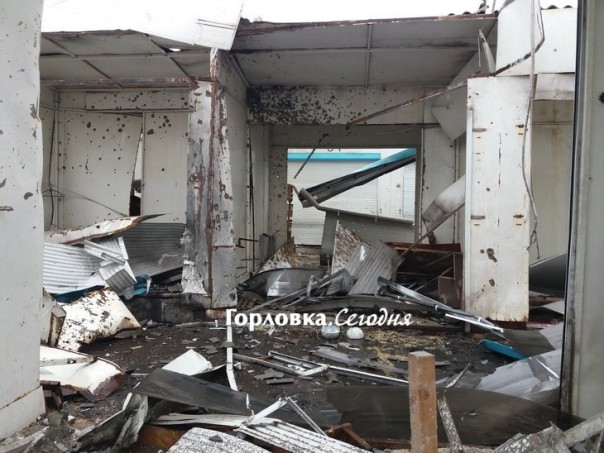 Горловка этой ночью подверглась жесточайшему обстрелу, сгорели два дома, девять повреждены Горловка этой ночью подверглась жесточайшему обстрелу, сгорели два дома, девять повреждены