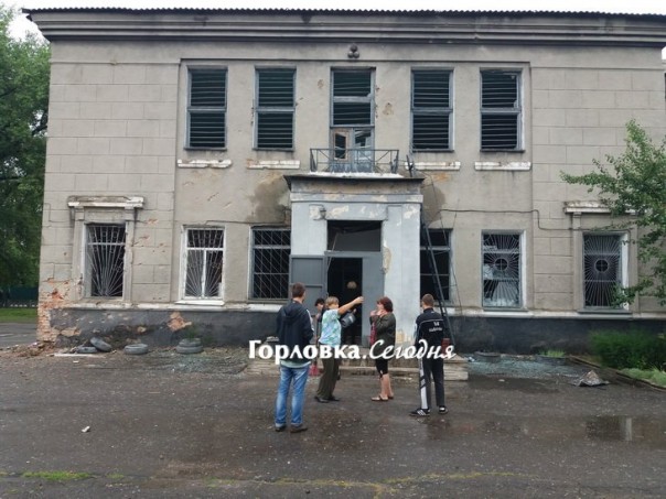 Горловка этой ночью подверглась жесточайшему обстрелу, сгорели два дома, девять повреждены Горловка этой ночью подверглась жесточайшему обстрелу, сгорели два дома, девять повреждены