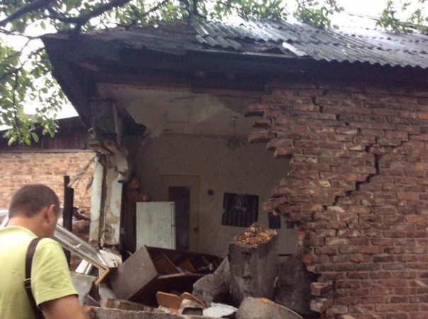 Горловка этой ночью подверглась жесточайшему обстрелу, сгорели два дома, девять повреждены Горловка этой ночью подверглась жесточайшему обстрелу, сгорели два дома, девять повреждены